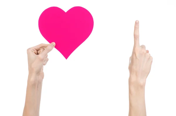 Tema Día de San Valentín y amor: la mano sosteniendo un corazón rosa aislado sobre un fondo blanco en el estudio — Foto de Stock