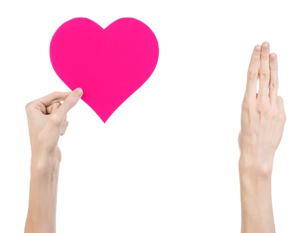 バレンタインデーと愛のテーマ: studio で白い背景に分離されたピンクのハートを持っている手 — ストック写真