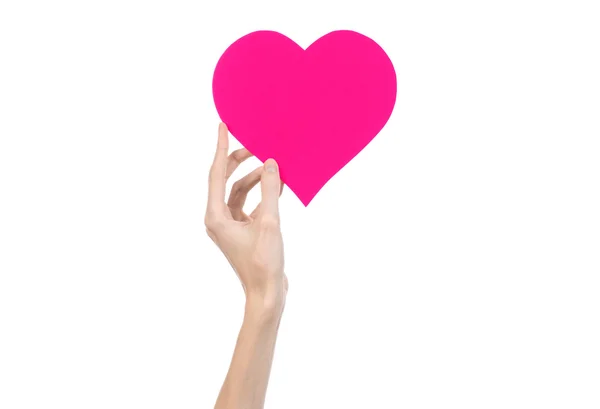 Saint Valentin et thème d'amour : main tenant un cœur rose isolé sur fond blanc en studio — Photo