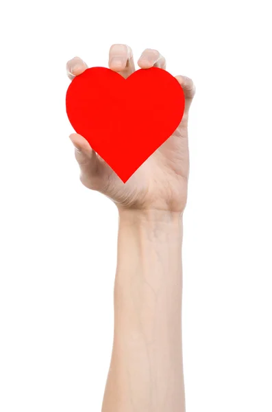 バレンタインデーと愛のテーマ: studio で白い背景で隔離赤いハートを持っている手 — ストック写真