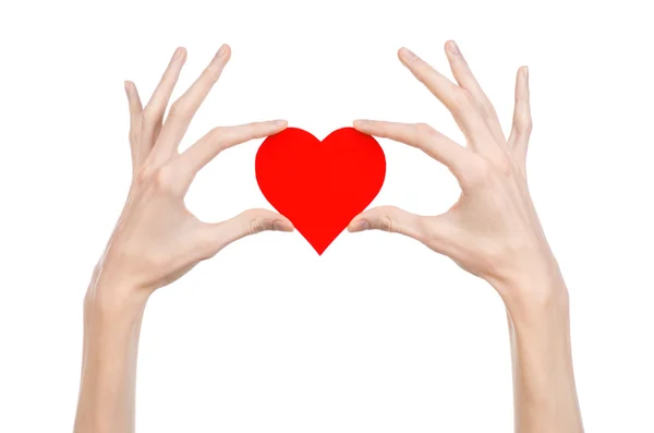 Tema Día de San Valentín y amor: la mano sosteniendo un corazón rojo aislado sobre un fondo blanco en el estudio — Foto de Stock