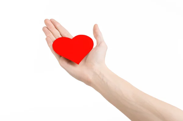 Tema Día de San Valentín y amor: la mano sosteniendo un corazón rojo aislado sobre un fondo blanco en el estudio —  Fotos de Stock