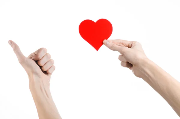 Ημέρα του Αγίου Βαλεντίνου και η αγάπη θέμα: χέρι που κρατά μια κόκκινη καρδιά απομονωθεί σε λευκό φόντο σε στούντιο — Φωτογραφία Αρχείου