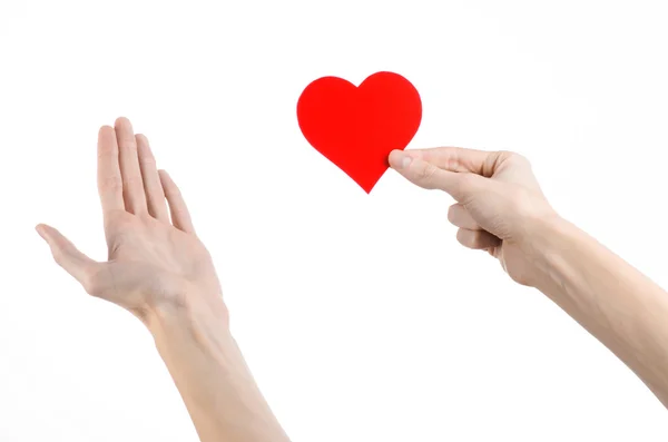 Dia dos Namorados e tema do amor: mão segurando um coração vermelho isolado em um fundo branco no estúdio — Fotografia de Stock