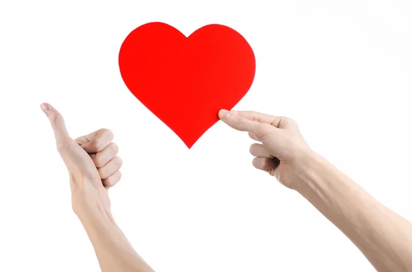 Tema Día de San Valentín y amor: la mano sosteniendo un corazón rojo aislado sobre un fondo blanco en el estudio — Foto de Stock