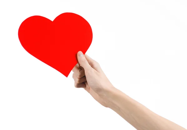 Tema Día de San Valentín y amor: la mano sosteniendo un corazón rojo aislado sobre un fondo blanco en el estudio — Foto de Stock