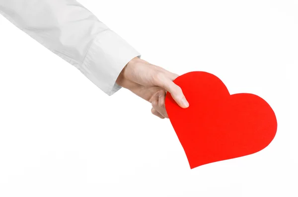 Kalp hastalığı ve sağlık Konu: beyaz bir gömlek beyaz bir arka planda Studio izole kırmızı bir kalp şeklinde bir kart tutan el doktor — Stok fotoğraf