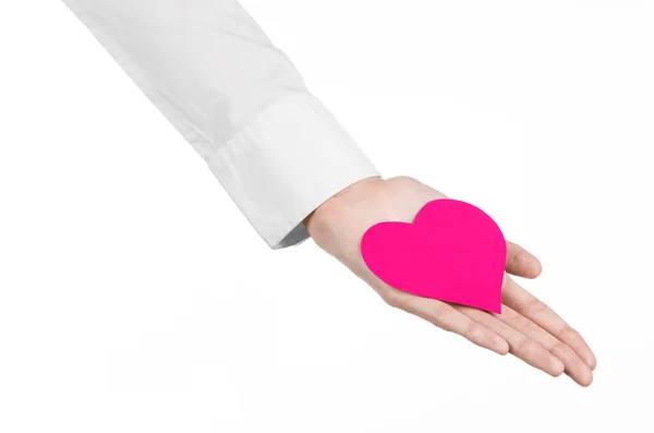 Doença cardíaca e saúde Tópico: médico de mão em uma camisa branca segurando um cartão na forma de um coração rosa isolado em um fundo branco no estúdio — Fotografia de Stock