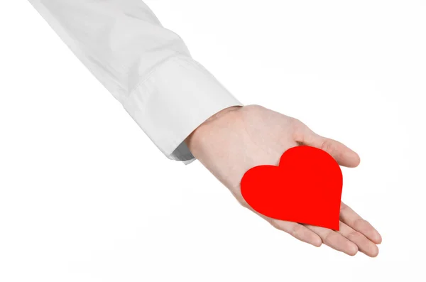 दिल की बीमारी और स्वास्थ्य विषय: एक सफेद शर्ट में हाथ डॉक्टर स्टूडियो में एक सफेद पृष्ठभूमि पर अलग लाल दिल के रूप में एक कार्ड पकड़े हुए — स्टॉक फ़ोटो, इमेज