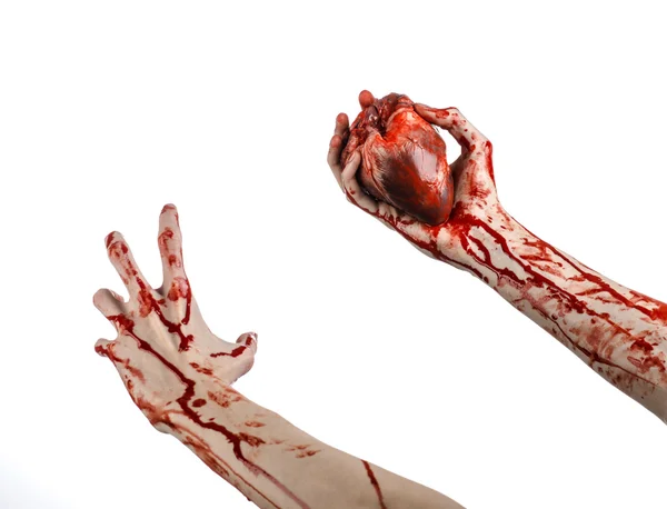 Blut und Halloween-Thema: schrecklich blutige Hand hält abgerissenes blutendes menschliches Herz isoliert auf weißem Hintergrund im Studio — Stockfoto