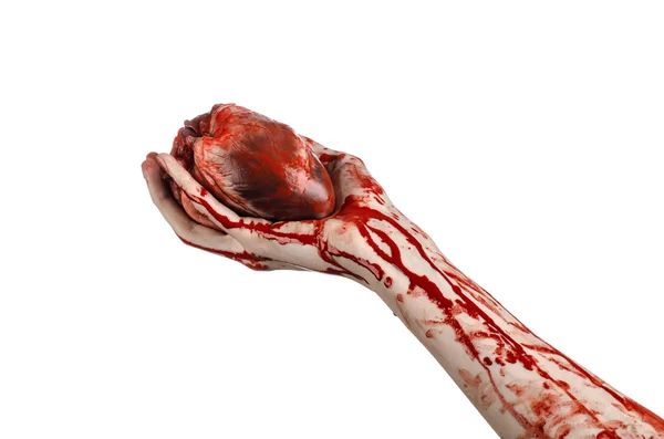 Sangue e tema di Halloween: terribile mano sanguinante straziata sanguinante cuore umano isolato su sfondo bianco in studio — Foto Stock