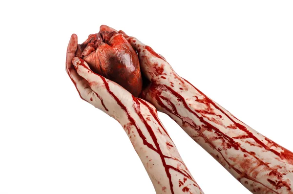 Blut und Halloween-Thema: schrecklich blutige Hand hält abgerissenes blutendes menschliches Herz isoliert auf weißem Hintergrund im Studio — Stockfoto