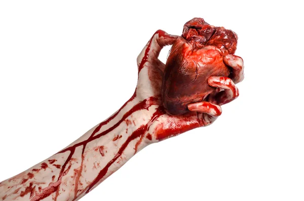 Blut und Halloween-Thema: schrecklich blutige Hand hält abgerissenes blutendes menschliches Herz isoliert auf weißem Hintergrund im Studio — Stockfoto