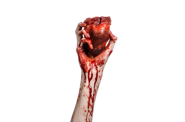 Sangre y Halloween tema: terrible sangrienta mano sostener desgarrado corazón humano sangrante aislado sobre fondo blanco en el estudio — Foto de Stock