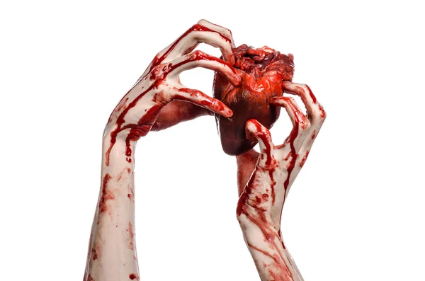 Blut und Halloween-Thema: schrecklich blutige Hand hält abgerissenes blutendes menschliches Herz isoliert auf weißem Hintergrund im Studio — Stockfoto