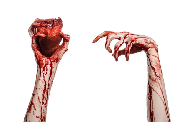 Blut und Halloween-Thema: schrecklich blutige Hand hält abgerissenes blutendes menschliches Herz isoliert auf weißem Hintergrund im Studio — Stockfoto