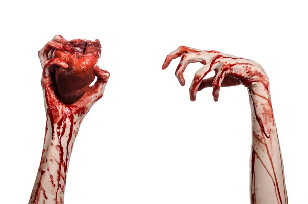 Blut und Halloween-Thema: schrecklich blutige Hand hält abgerissenes blutendes menschliches Herz isoliert auf weißem Hintergrund im Studio — Stockfoto