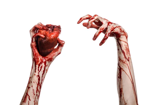 Blut und Halloween-Thema: schrecklich blutige Hand hält abgerissenes blutendes menschliches Herz isoliert auf weißem Hintergrund im Studio — Stockfoto