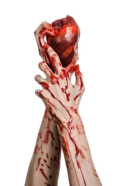 Blut und Halloween-Thema: schrecklich blutige Hand hält abgerissenes blutendes menschliches Herz isoliert auf weißem Hintergrund im Studio — Stockfoto