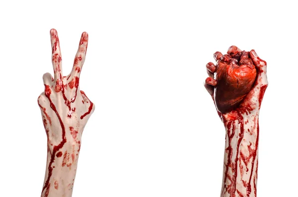 Sangue e tema di Halloween: terribile mano sanguinante straziata sanguinante cuore umano isolato su sfondo bianco in studio — Foto Stock