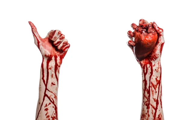 Sangre y Halloween tema: terrible sangrienta mano sostener desgarrado corazón humano sangrante aislado sobre fondo blanco en el estudio —  Fotos de Stock