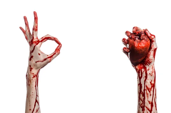 Sangre y Halloween tema: terrible sangrienta mano sostener desgarrado corazón humano sangrante aislado sobre fondo blanco en el estudio — Foto de Stock