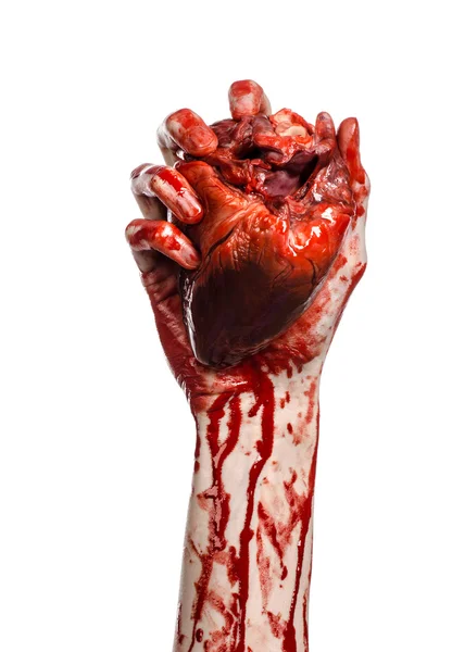 Blut und Halloween-Thema: schrecklich blutige Hand hält abgerissenes blutendes menschliches Herz isoliert auf weißem Hintergrund im Studio — Stockfoto