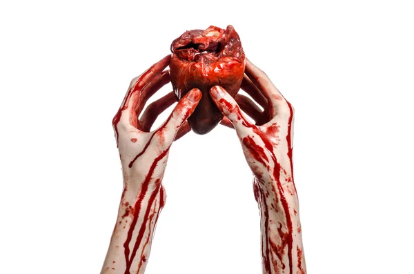 Sangue e tema di Halloween: terribile mano sanguinante straziata sanguinante cuore umano isolato su sfondo bianco in studio — Foto Stock