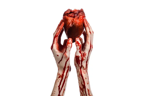 Blod och Halloween tema: fruktansvärda blodiga hand hålla sönderrivna blödning mänskliga hjärtat isolerad på vit bakgrund i studio — Stockfoto