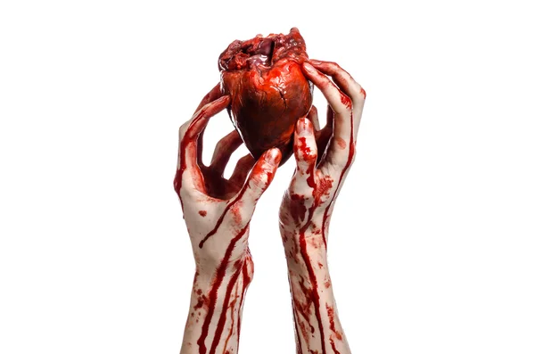 Тема Blood and Halloween: жахлива кривава рука тримає рвану кров людського серця ізольовано на білому тлі в студії — стокове фото