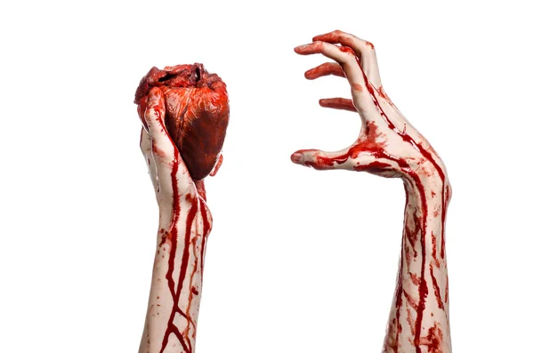혈액과 할로윈 테마: 끔찍한 피 묻은 손을 잡고 스튜디오에서 흰색 배경에 고립 된 인간의 마음을 출혈 찢어진 — 스톡 사진