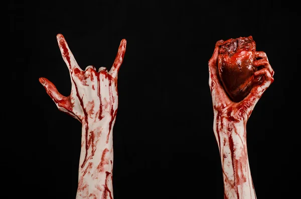血液和万圣节主题: 可怕的血腥手举行撕裂出血孤立在工作室中的黑色背景上的人类心 — 图库照片