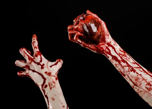 Sangue e tema di Halloween: terribile mano sanguinante straziata sanguinante cuore umano isolato su sfondo nero in studio — Foto Stock