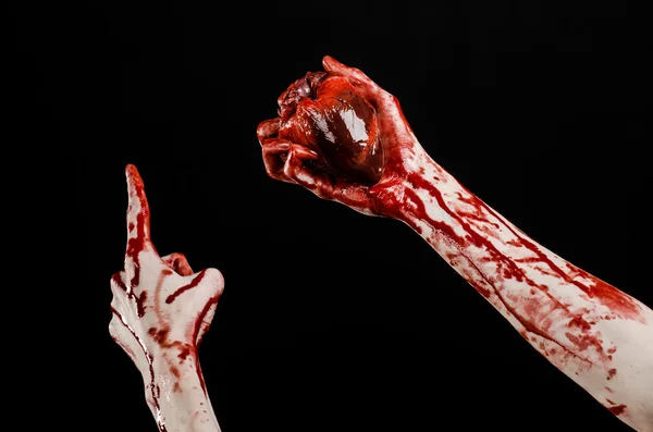 Sangue e tema de Halloween: mão sangrenta terrível segurar rasgado sangramento coração humano isolado no fundo preto no estúdio — Fotografia de Stock