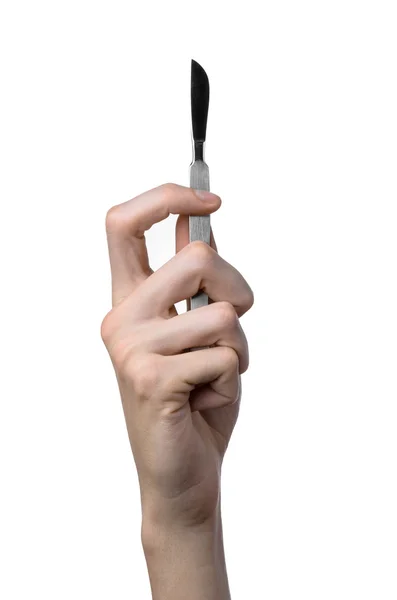 De hand met de scalpel, witte achtergrond, geïsoleerd — Stockfoto