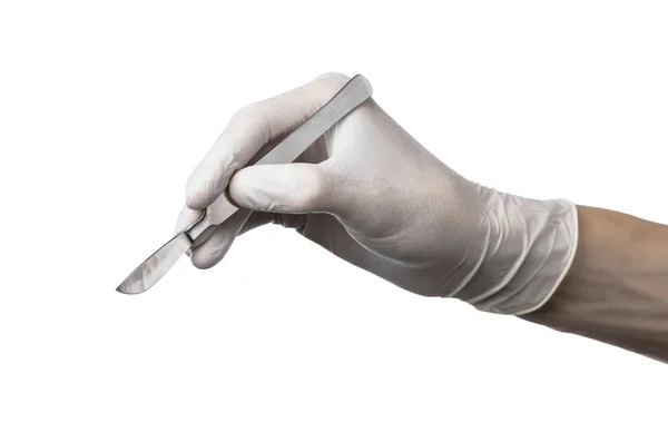 Scalpel in hand in de handschoen op witte achtergrond, geïsoleerd — Stockfoto