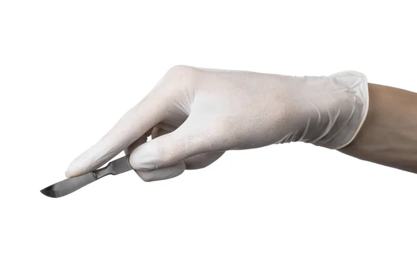 Scalpel in hand in de handschoen op witte achtergrond, geïsoleerd — Stockfoto