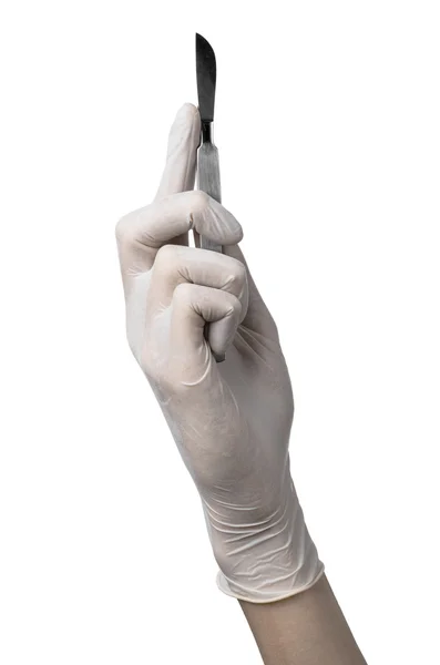 Scalpel in hand in de handschoen op witte achtergrond, geïsoleerd — Stockfoto