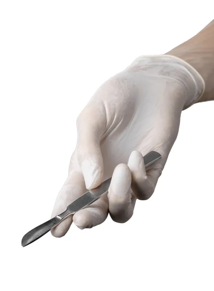 Scalpel in hand in de handschoen op witte achtergrond, geïsoleerd — Stockfoto