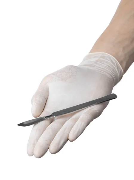 Scalpel à la main en gant sur fond blanc, isolé — Photo