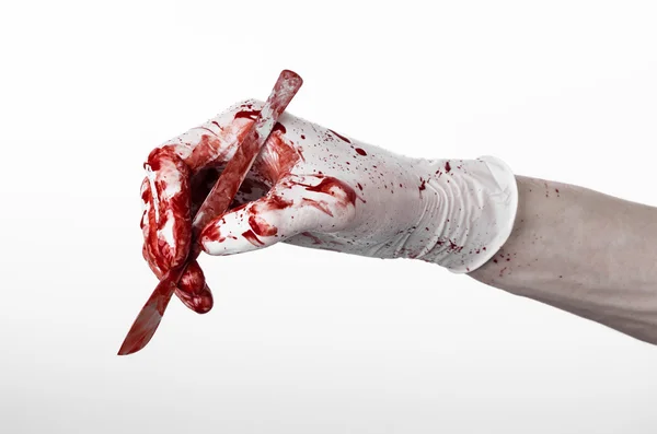 Криваві руки в рукавичках з скальпелем, білий фон, ізольовані, лікар, вбивця, маніяк — стокове фото