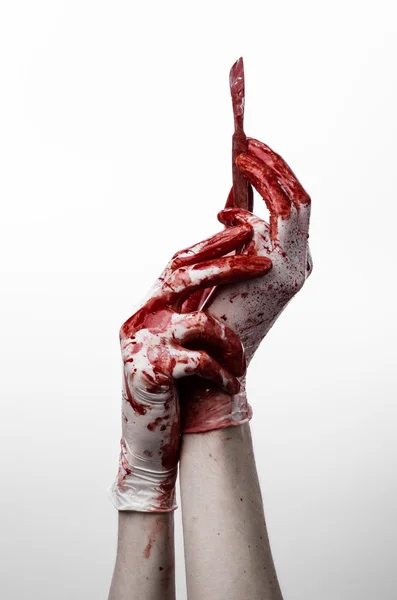 Manos ensangrentadas en guantes con el bisturí, fondo blanco, aislado, médico, asesino, maníaco —  Fotos de Stock