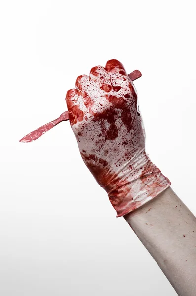 Mãos sangrentas em luvas com o bisturi, fundo branco, isolado, médico, assassino, maníaco — Fotografia de Stock
