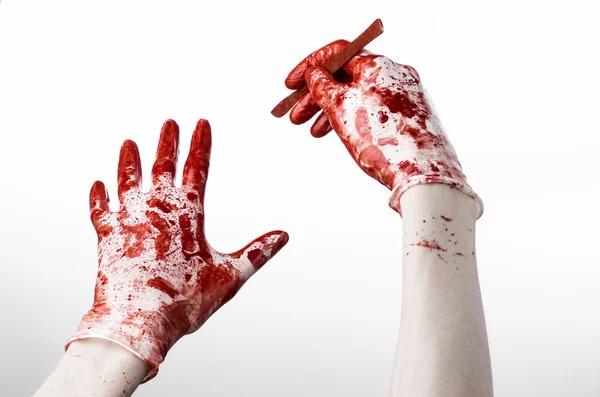 Кровавые руки в перчатках со скальпелем, белый фон, изолированный, доктор, убийца, маньяк — стоковое фото