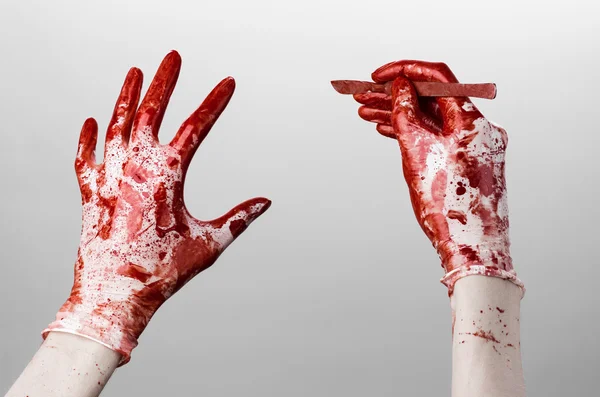 血腥的手在手套用手术刀，白色背景，孤立的医生，杀手疯子 — 图库照片