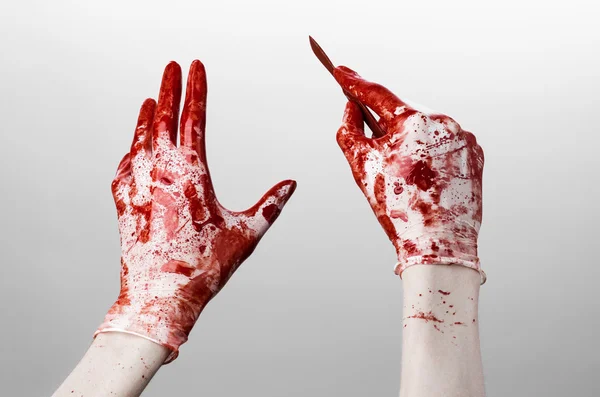 Криваві руки в рукавичках з скальпелем, білий фон, ізольовані, лікар, вбивця, маніяк — стокове фото