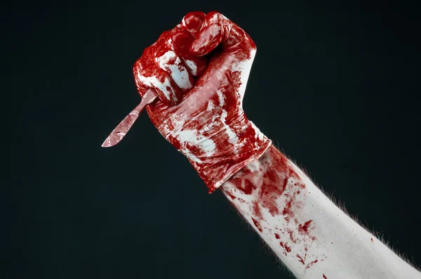 Mains sanglantes dans les gants avec le scalpel, fond noir, isolé, médecin, tueur, maniaque — Photo