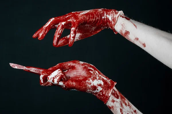 Manos ensangrentadas en guantes con el bisturí, fondo negro, aislado, doctor, asesino, maníaco — Foto de Stock
