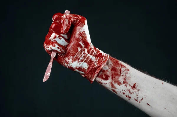 Αιματηρών χέρια στα γάντια με το νυστέρι, μαύρο φόντο, απομονωμένος, γιατρός, δολοφόνος, μανιακός — Φωτογραφία Αρχείου