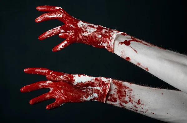 Manos ensangrentadas con guantes blancos, un bisturí, un clavo, fondo negro, zombi, demonio, maníaco — Foto de Stock